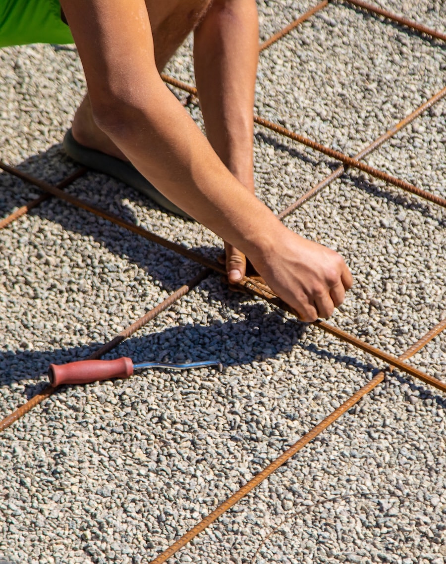 Bewehrungsstahl wird für Fundamentarbeiten und vorbereitenden Tiefbau fachgerecht verbunden