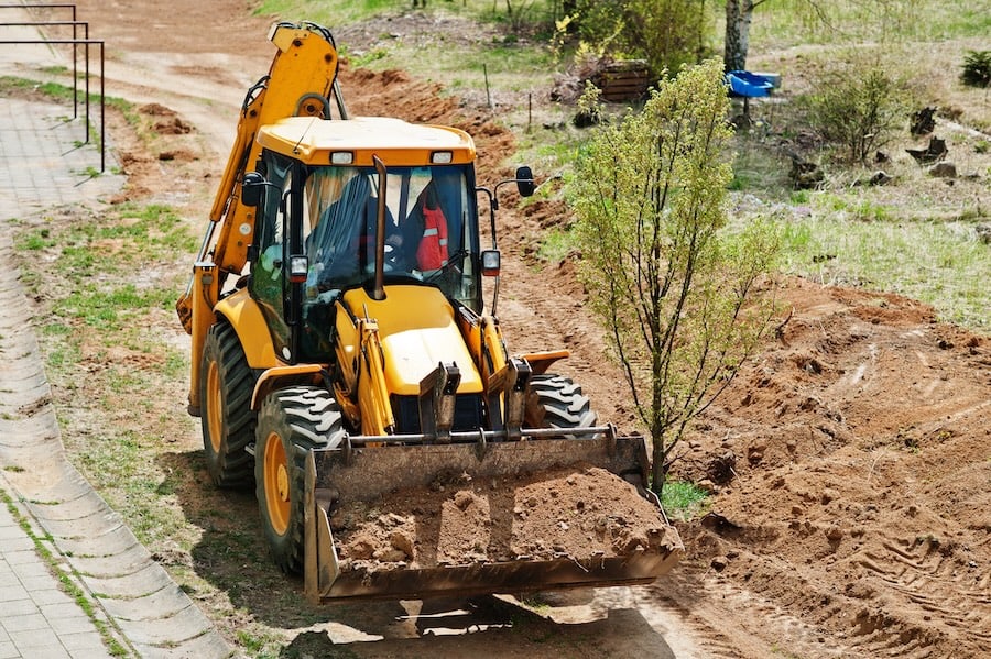 Bagger aus dem Maschinenpark von Landschaftsbau Polivka GmbH bei Erdarbeiten im Außenbereich