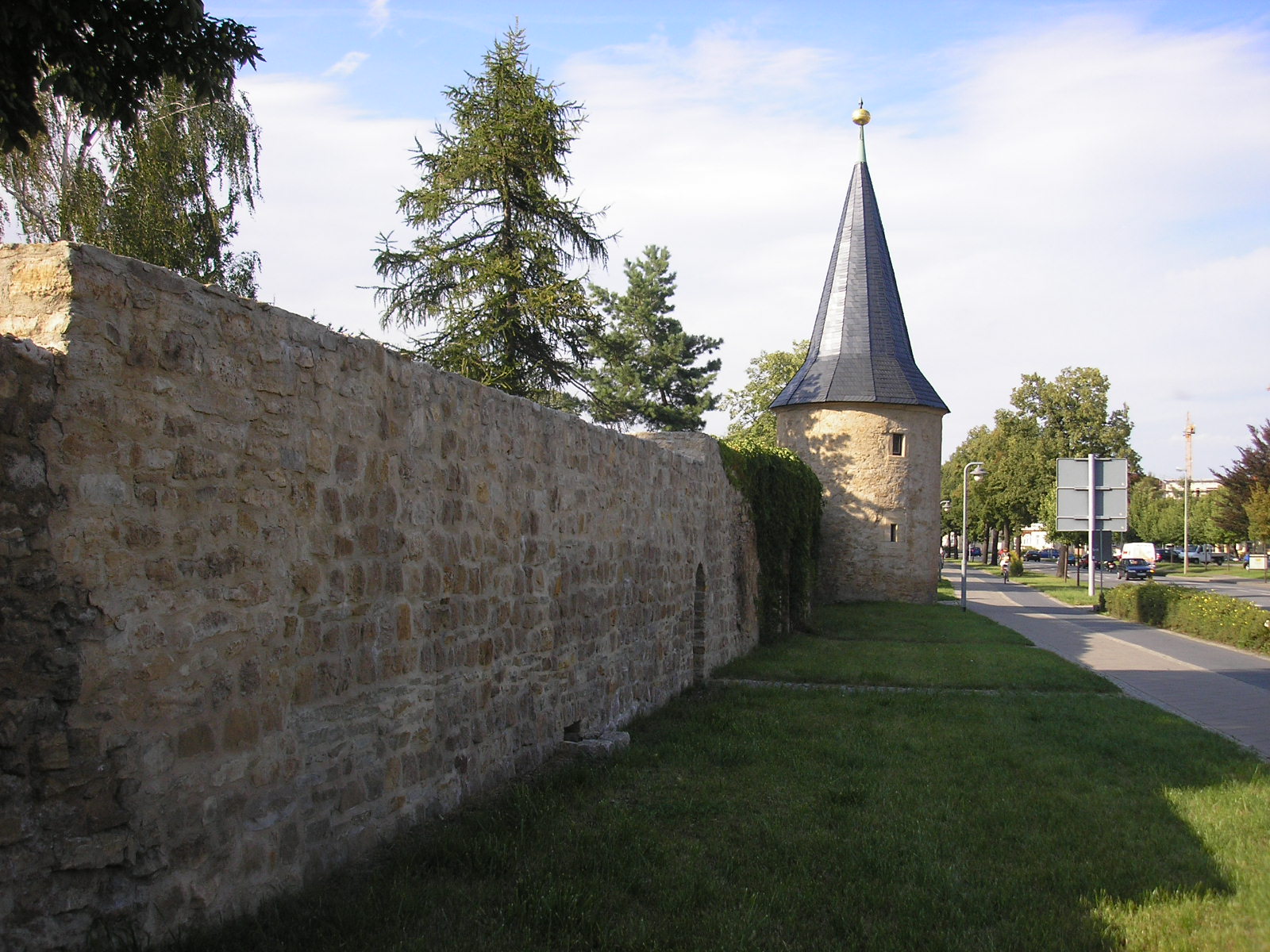 Stadtmauer mit Turm in Sömmerda als lokales Motiv für Landschaftsbau, Pflege und Wegebau