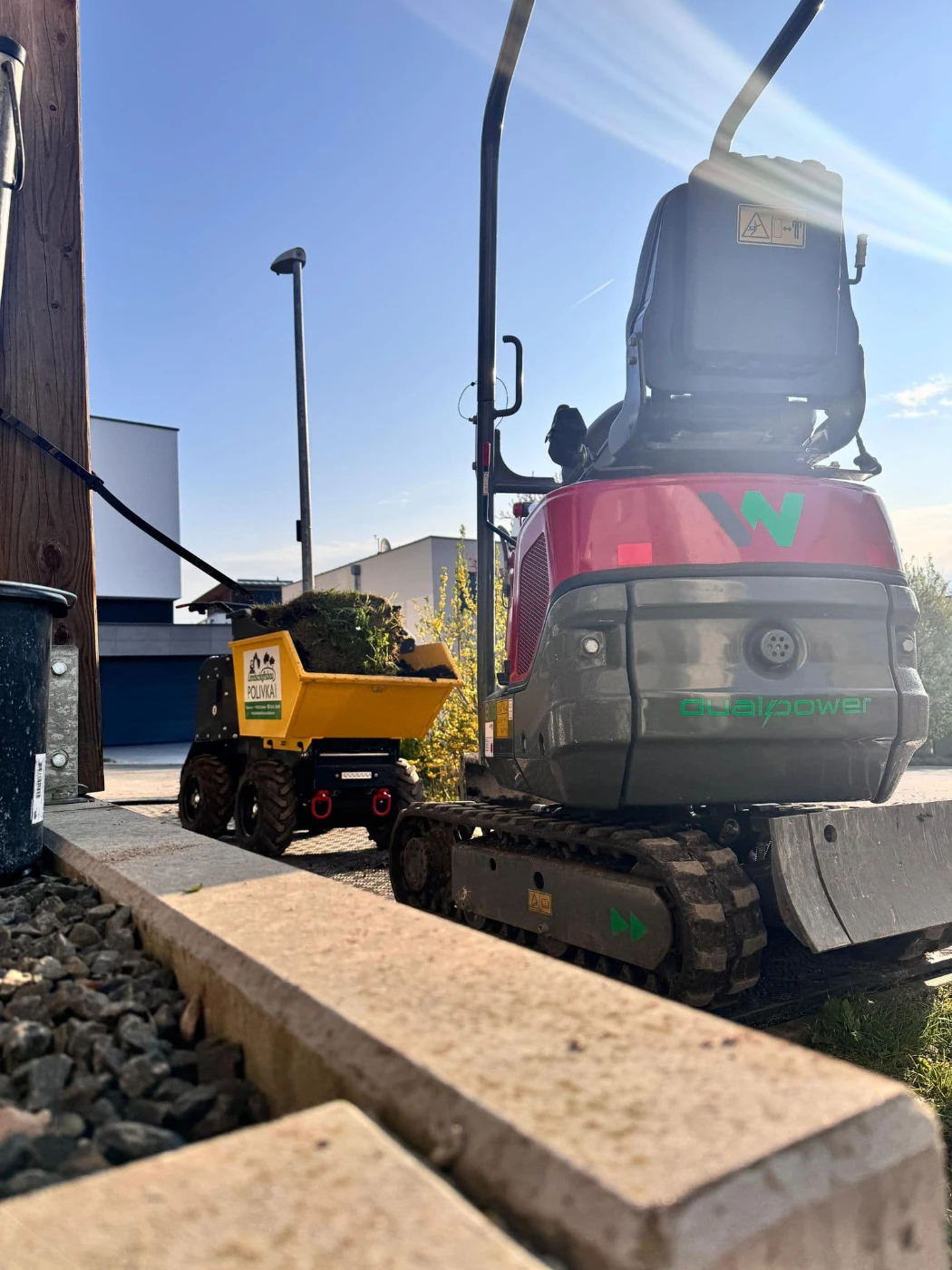 Landschaftsbau-Polivka-Maschinen - kleiner Kipper und Minibagger 803 von Wacker Neuson